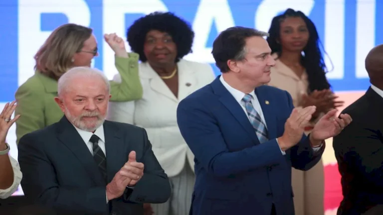 Lula amplia cotas raciais para 30 porcento