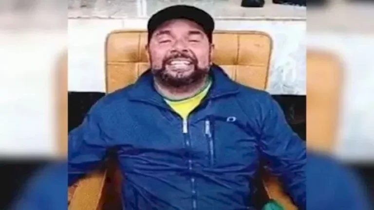 Homem sentado na cadeira de Moraes durante invasão do STF em 8 de janeiro